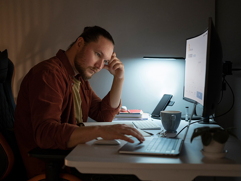 Điều chỉnh ánh sáng và vị trí màn hình